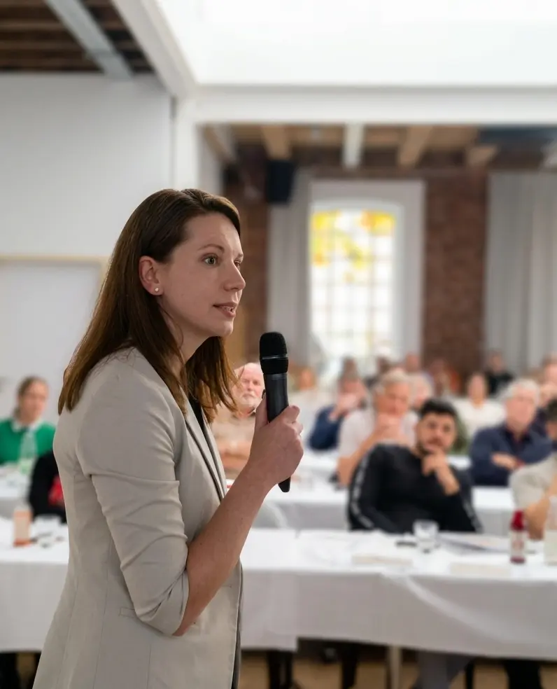 Dr. Laura Imorde bei einem Fachvortrag zur Implantologie auf einem Kongress in Gießen.