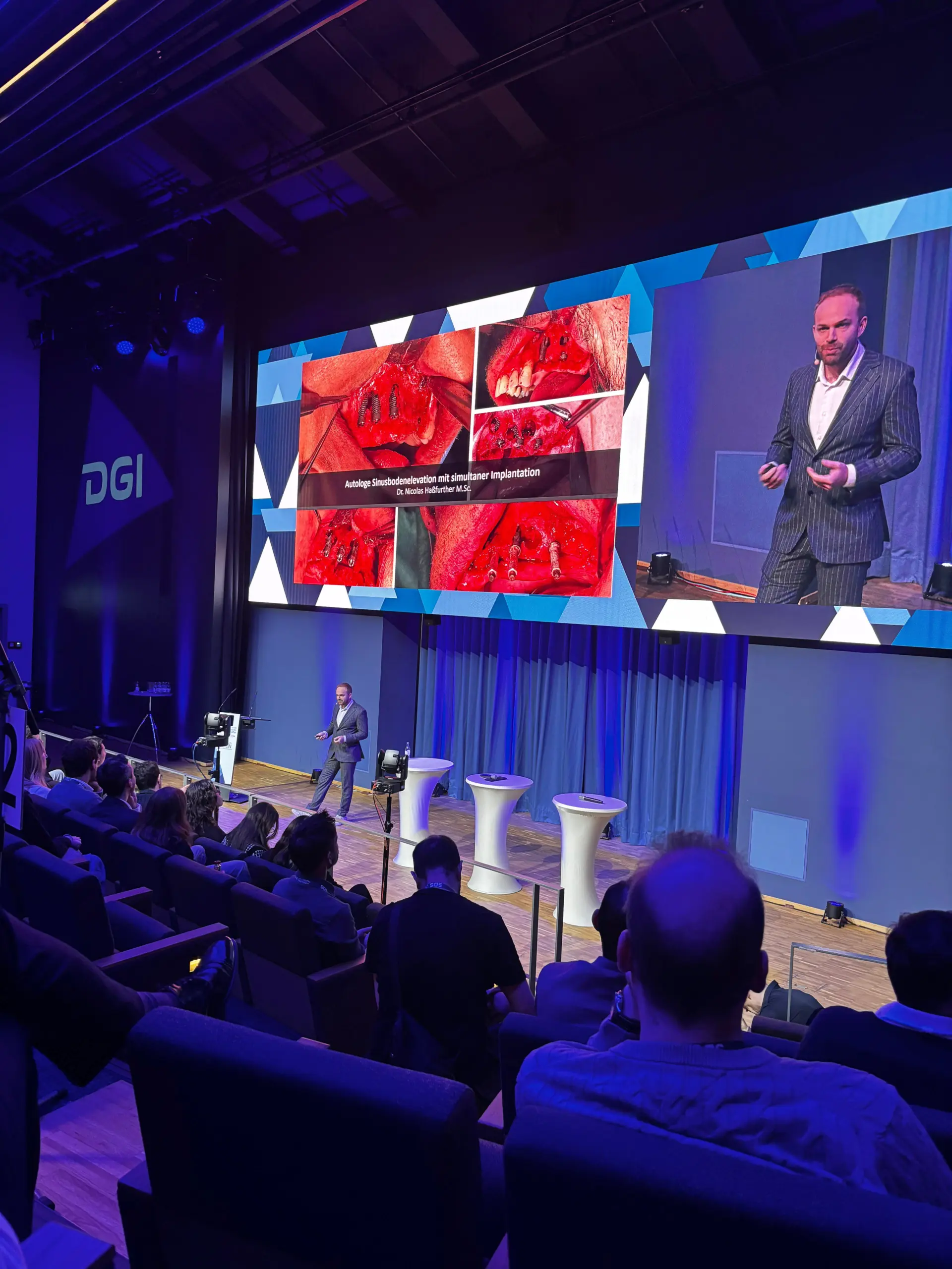 Dr. Nicolas Haßfurther bei einem Fachvortrag auf dem DGI-Implantologie-Kongress in Berlin.
