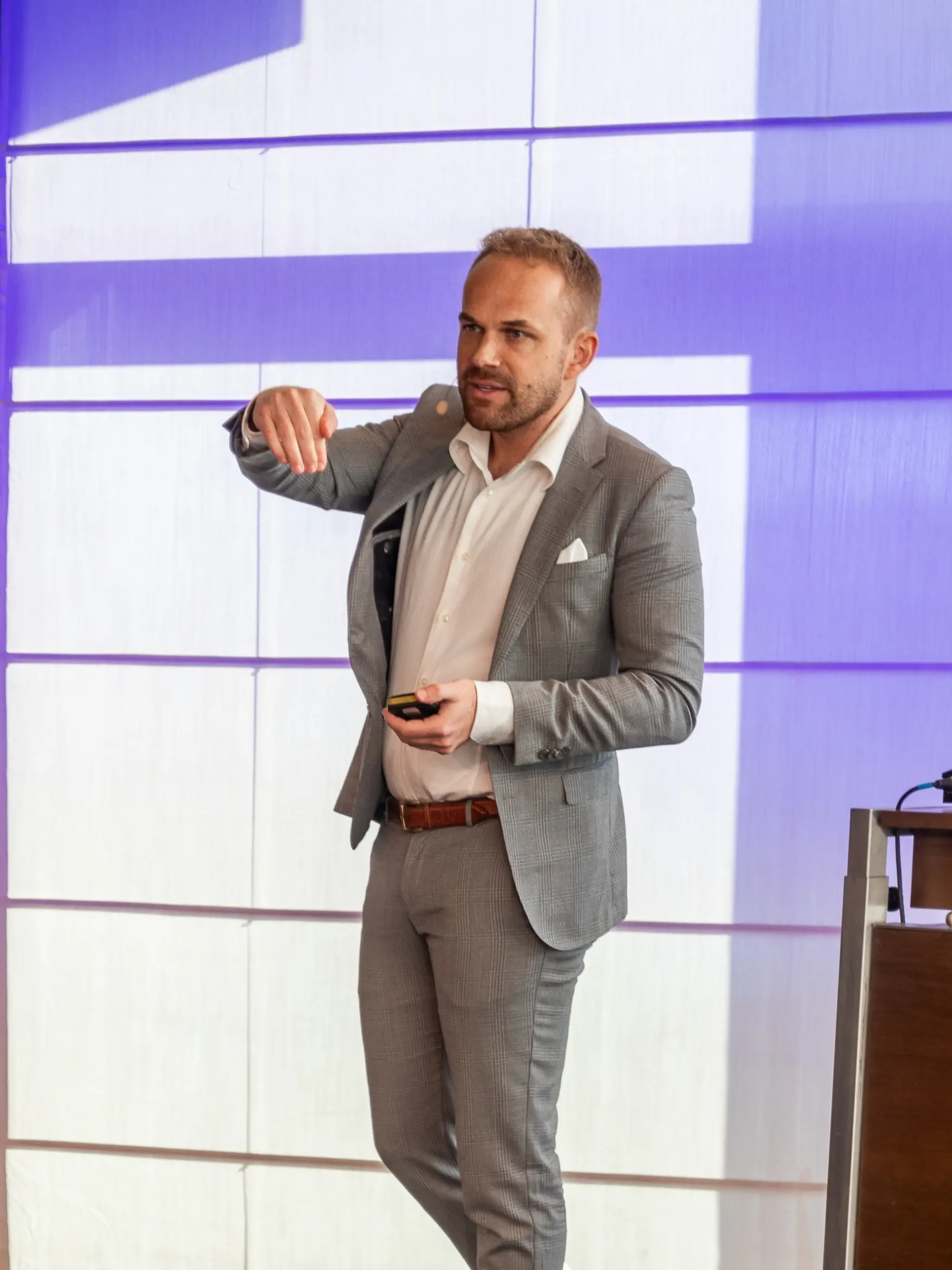 Dr. Nicolas Haßfurther auf einem Kongress zur Osteoregeneration in Düsseldorf.